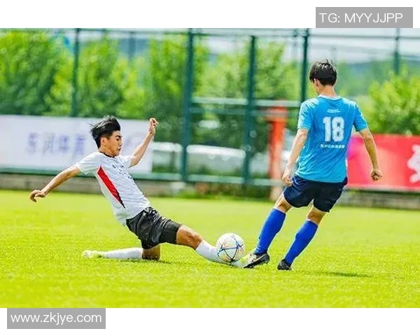 球星齐聚小场足球激情对决展现技术魅力与团队合作精神