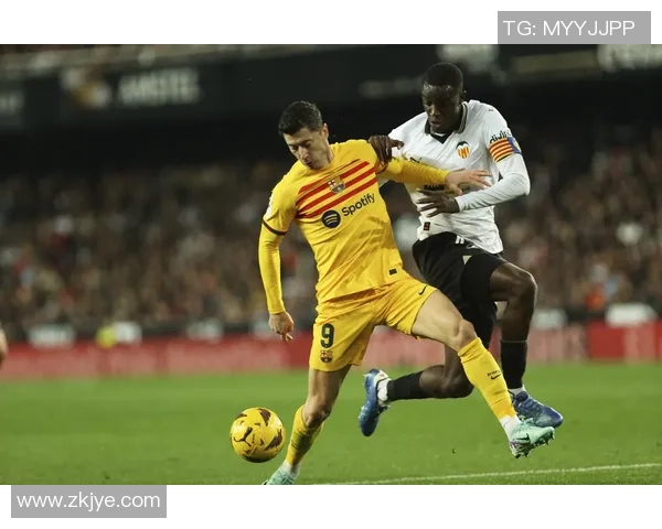 球星情史揭秘:从绿茵场到情感世界,他们的爱情故事与足球生涯如何交织 球星情史揭秘:从绿茵场到情感世界,他们的爱情故事与足球生涯如何交织